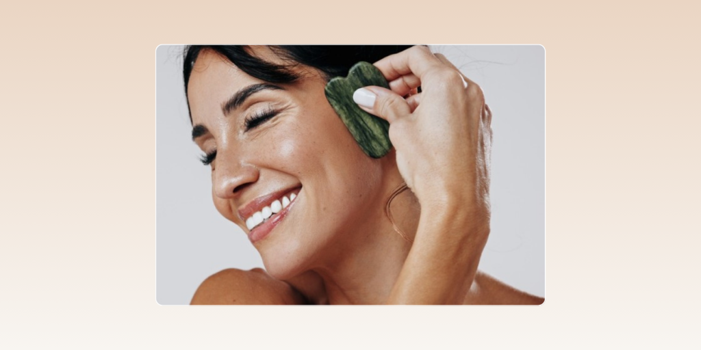 Cum se folosește corect piatra Gua Sha pentru masaj facial 
